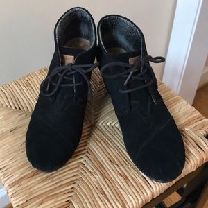 Toms 7.5 black suede wedge booties